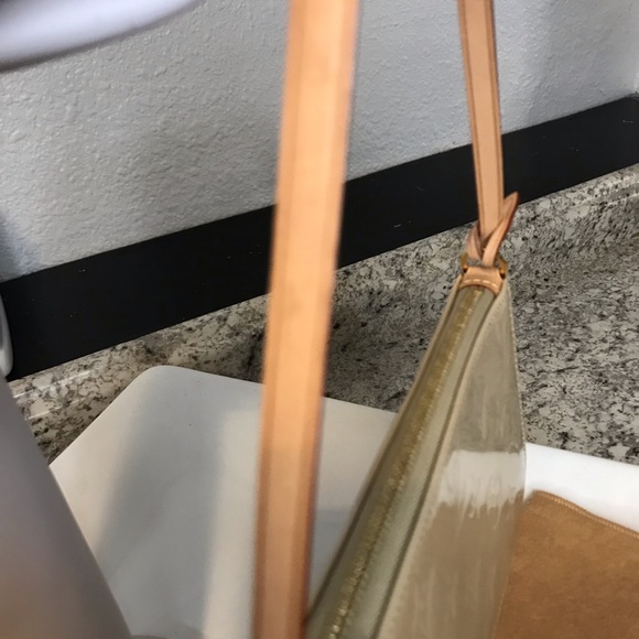 Authentic♥️ Louis Vuitton Beige Patent Leather Accessory Pouch Baguette - Picture 9 of 16